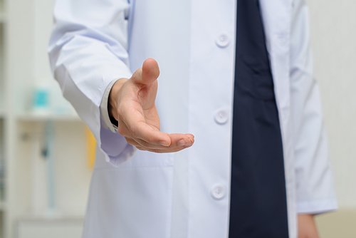 Психотерапевтический прием в светлом кабинете.
